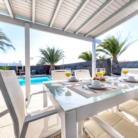 Semesterbostad Blue Waves House - Heated Pool, Bbq And Bicycles By Lanzarote