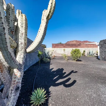 Semesterbostad Blue Waves House - Heated Pool, Bbq And Bicycles By Lanzarote