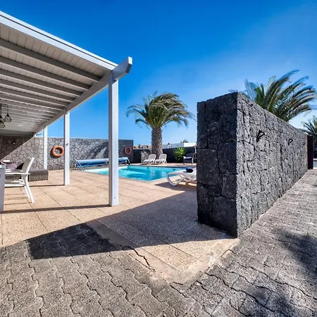 Semesterbostad Blue Waves House - Heated Pool, Bbq And Bicycles By Lanzarote *