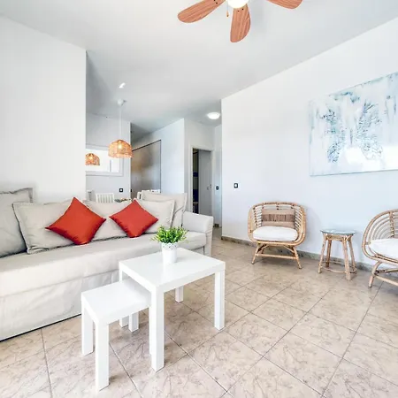 Semesterbostad Blue Waves House - Heated Pool, Bbq And Bicycles By Lanzarote