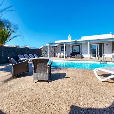 Blue Waves House - Heated Pool, Bbq And Bicycles By Lanzarote *