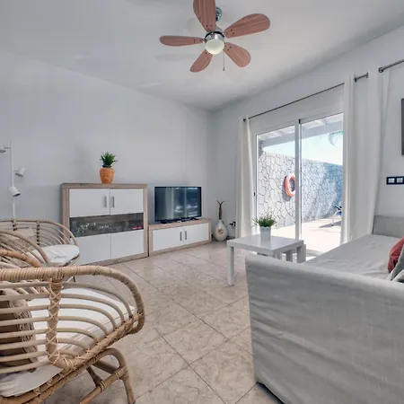 Blue Waves House - Heated Pool, Bbq And Bicycles By Lanzarote