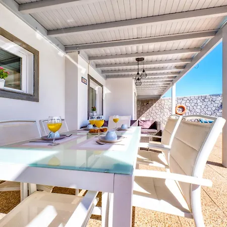 Vakantiehuis Blue Waves House - Heated Pool, Bbq And Bicycles By Lanzarote Playa Blanca (Lanzarote)
